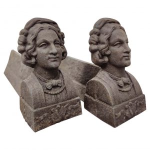 Antike Kaminböcke / Feuerböcke "Mann trägt eine Fliege"