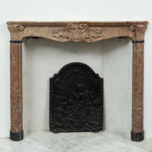 Kleiner italienischer Marmor-Kaminsims aus dem 18. Jahrhundert