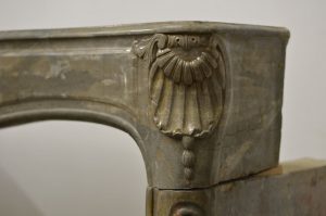 Antiker französischer Kaminsims