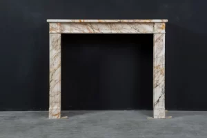 Bunter Louis XVI-Kaminsims