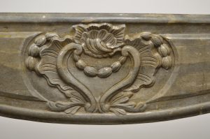 Antiker französischer Kaminsims