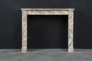 Bunter Louis XVI-Kaminsims