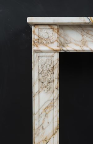 Bunter Louis XVI-Kaminsims