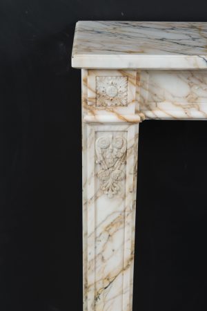 Bunter Louis XVI-Kaminsims