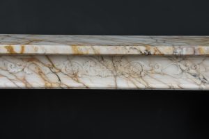 Bunter Louis XVI-Kaminsims