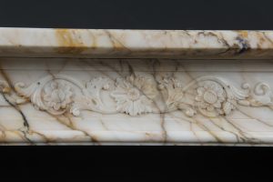 Bunter Louis XVI-Kaminsims