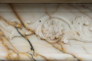 Bunter Louis XVI-Kaminsims