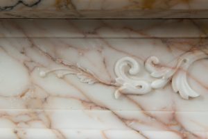 Bunter Louis XVI-Kaminsims