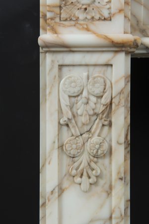 Bunter Louis XVI-Kaminsims