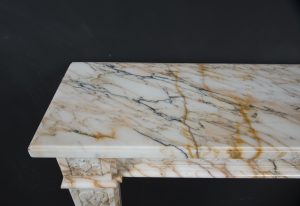 Bunter Louis XVI-Kaminsims