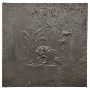 Antike Kaminplatte / Rückwand "Löwe und eine Schlange"