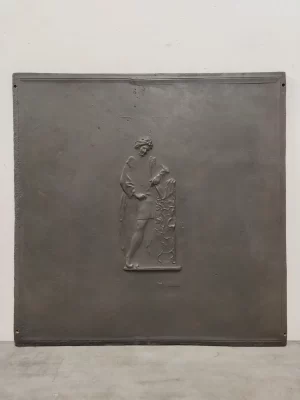 Antike Kaminplatte / Rückwand "Person, die sich an eine Säule lehnt"