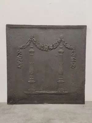 Antike Kaminplatte / Rückwand "Zwei Säulen unter drapiertem Lorbeerkranz"