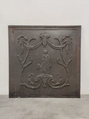 Antike Kaminplatte / Rückwand "Frau mit Korb"