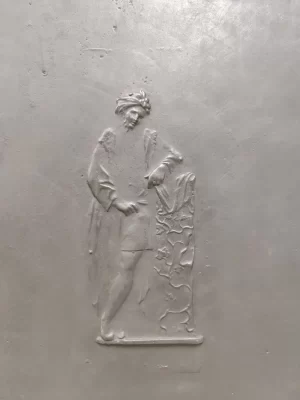 Antike Kaminplatte / Rückwand "Person, die sich an eine Säule lehnt"