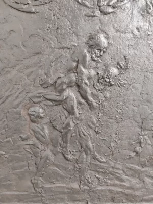 Antike Kaminplatte / Rückwand "Tragen einer Verwundeten"