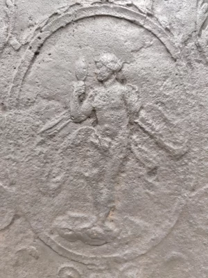 Antike Kaminplatte / Rückwand "Frau mit Spiegel"