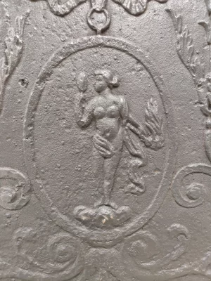 Antike Kaminplatte / Rückwand "Frau hält einen Spiegel"