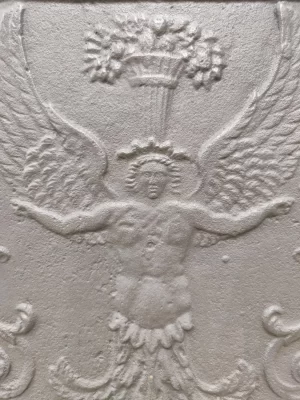 Antike Kaminplatte / Rückwand "Erzengel"