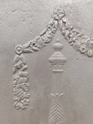 Antike Kaminplatte / Rückwand "Zwei Säulen unter drapiertem Lorbeerkranz"