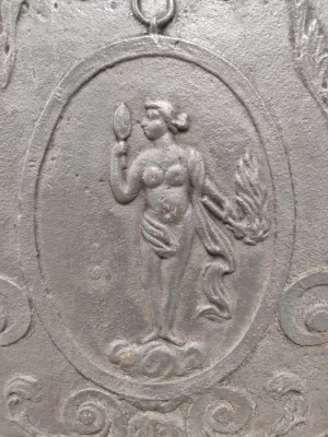 Antike Kaminplatte / Rückwand "Frau mit Spiegel"