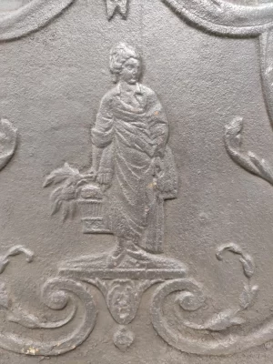 Antike Kaminplatte / Rückwand "Frau mit Korb"