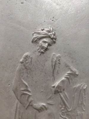 Antike Kaminplatte / Rückwand "Person, die sich an eine Säule lehnt"