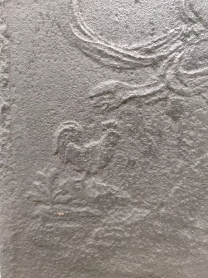 Antike Kaminplatte / Rückwand "Eine schreibende Frau"