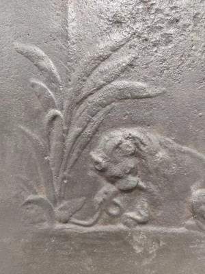 Antike Kaminplatte / Rückwand "Löwe und eine Schlange"