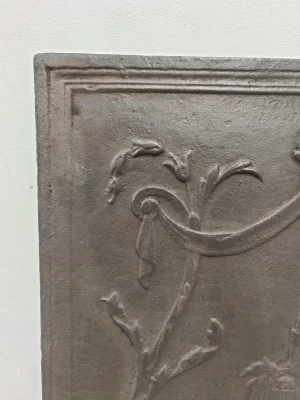 Antike Kaminplatte / Rückwand "Frau mit Korb"