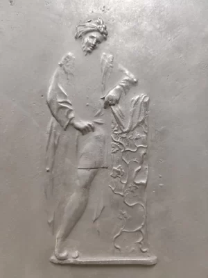 Antike Kaminplatte / Rückwand "Person, die sich an eine Säule lehnt"