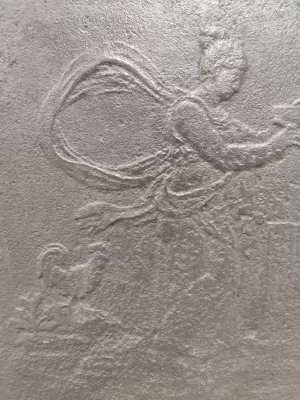 Antike Kaminplatte / Rückwand "Eine schreibende Frau"