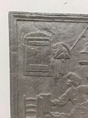 Antike Kaminplatte / Rückwand "Zwei Männer im Gespräch"