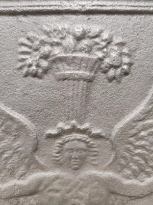 Antike Kaminplatte / Rückwand "Erzengel"