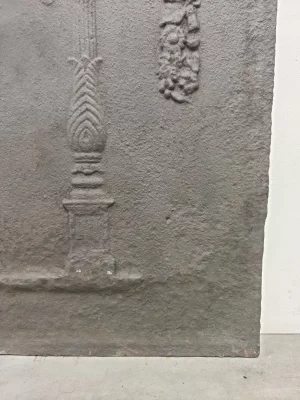 Antike Kaminplatte / Rückwand "Zwei Säulen unter drapiertem Lorbeerkranz"