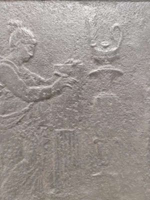 Antike Kaminplatte / Rückwand "Eine schreibende Frau"