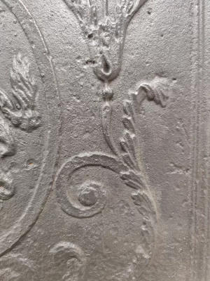 Antike Kaminplatte / Rückwand "Frau hält einen Spiegel"