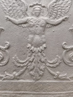 Antike Kaminplatte / Rückwand "Erzengel"