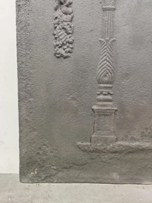 Antike Kaminplatte / Rückwand "Zwei Säulen unter drapiertem Lorbeerkranz"