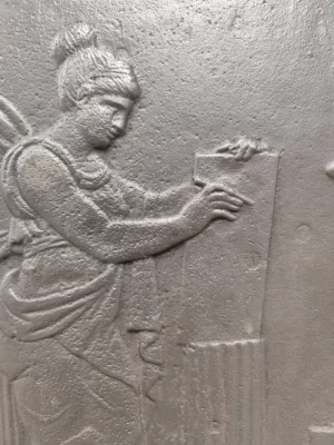 Antike Kaminplatte / Rückwand "schreibende Frau"
