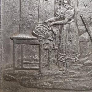 Antike Kaminplatte / Rückwand "Frau mit Korb"