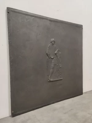 Antike Kaminplatte / Rückwand "Person, die sich an eine Säule lehnt"