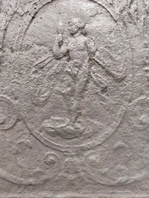 Antike Kaminplatte / Rückwand "Frau mit Spiegel"