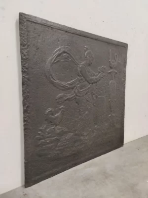 Antike Kaminplatte / Rückwand "Eine schreibende Frau"