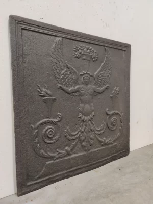 Antike Kaminplatte / Rückwand "Erzengel"