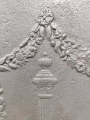 Antike Kaminplatte / Rückwand "Zwei Säulen unter drapiertem Lorbeerkranz"