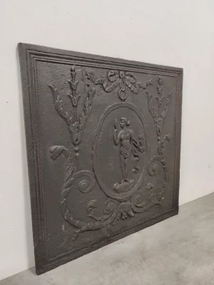 Antike Kaminplatte / Rückwand "Frau mit Spiegel"