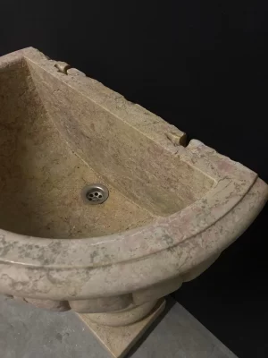 Antiker Wandbrunnen aus Marmor