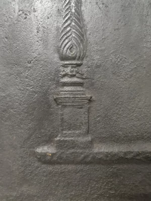 Antike Kaminplatte / Rückwand "Profilierte Säulen"