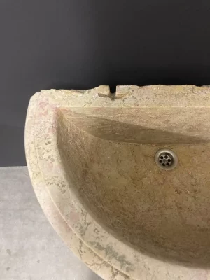 Antiker Wandbrunnen aus Marmor